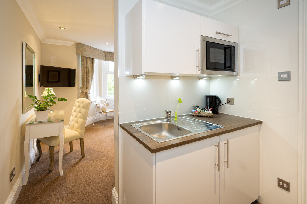 Cheshire Hospitality Ltd T\/A Lennox Lea Studios & Apartments Сейл Экстерьер фото