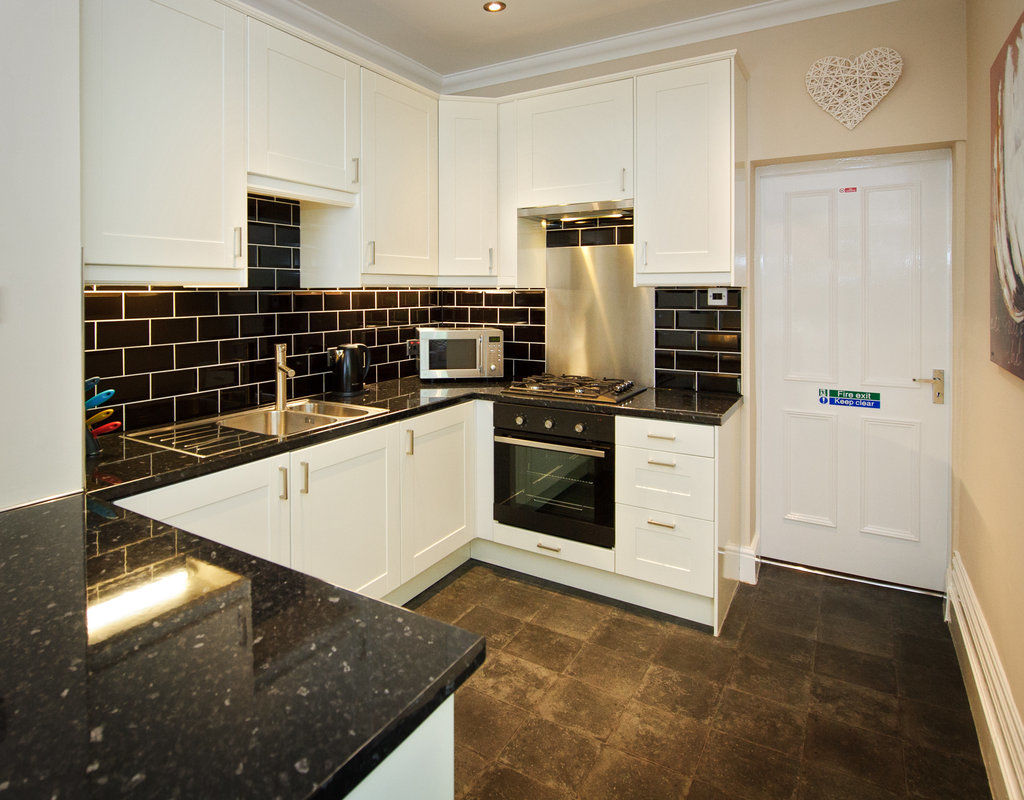 Cheshire Hospitality Ltd T\/A Lennox Lea Studios & Apartments Сейл Экстерьер фото