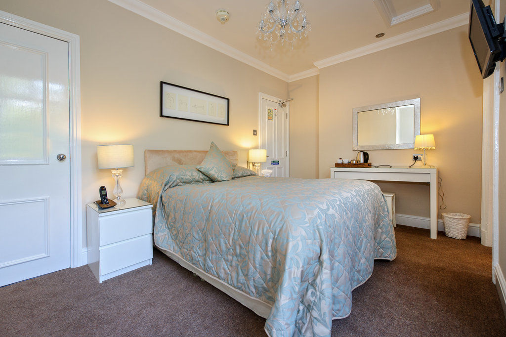 Cheshire Hospitality Ltd T\/A Lennox Lea Studios & Apartments Сейл Экстерьер фото