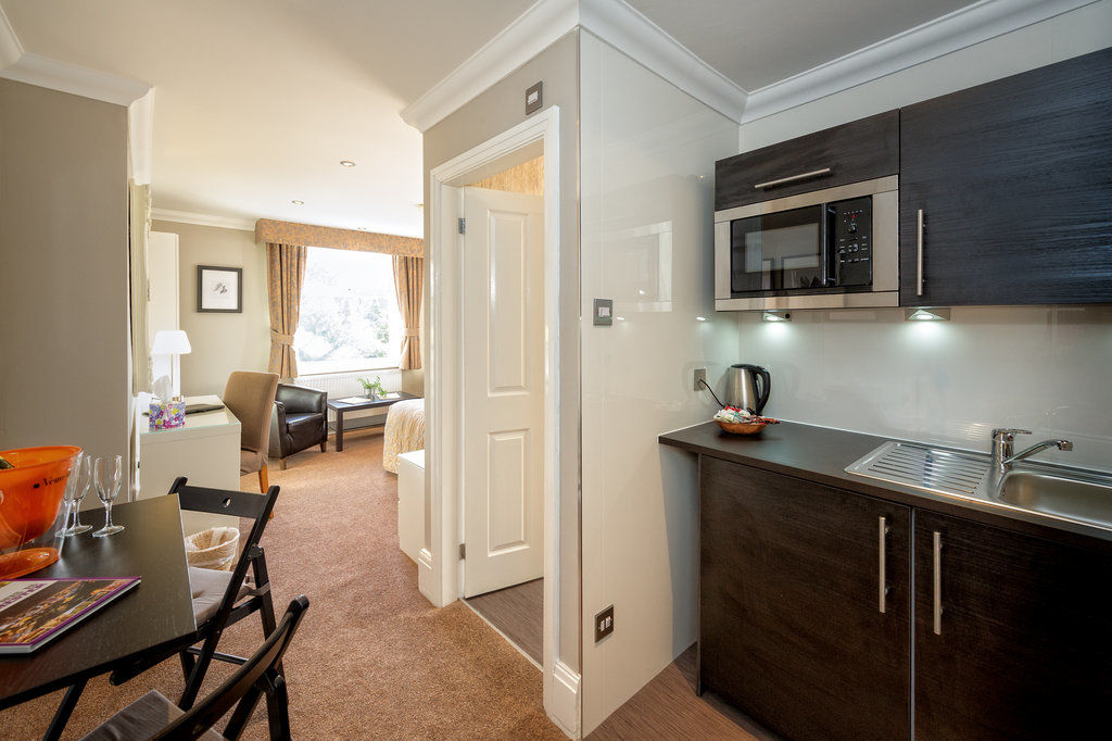Cheshire Hospitality Ltd T\/A Lennox Lea Studios & Apartments Сейл Экстерьер фото