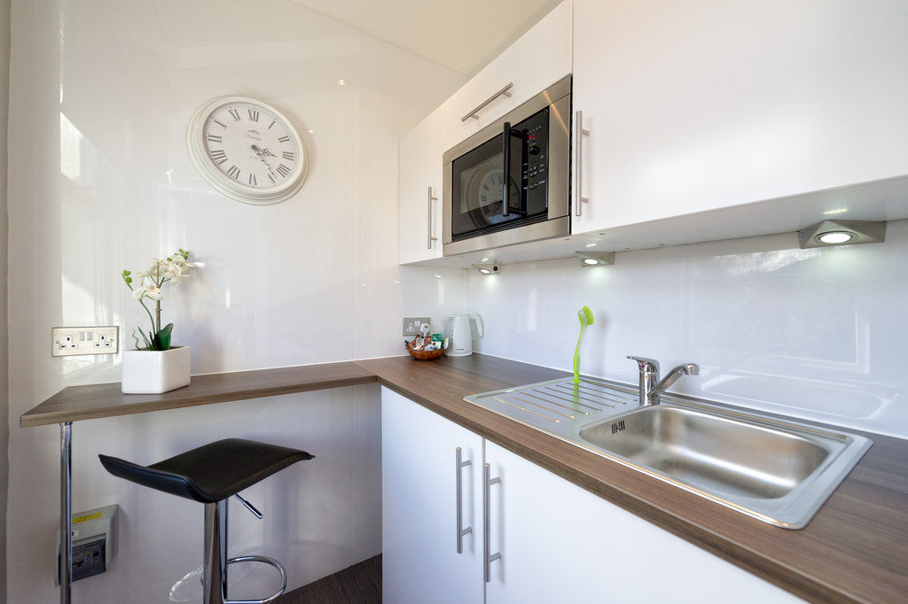 Cheshire Hospitality Ltd T\/A Lennox Lea Studios & Apartments Сейл Экстерьер фото