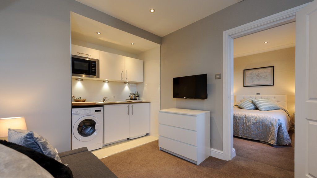Cheshire Hospitality Ltd T\/A Lennox Lea Studios & Apartments Сейл Экстерьер фото