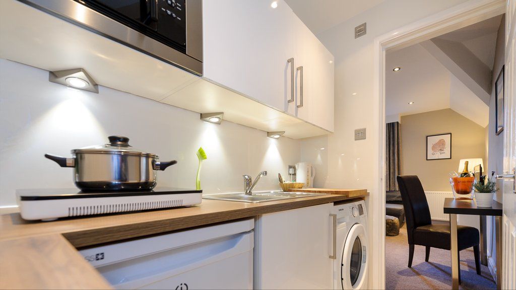 Cheshire Hospitality Ltd T\/A Lennox Lea Studios & Apartments Сейл Экстерьер фото