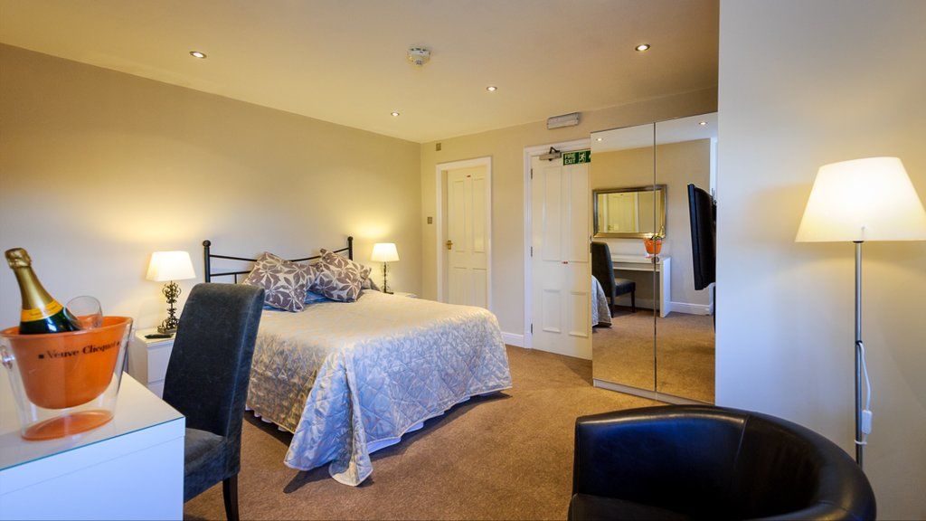 Cheshire Hospitality Ltd T\/A Lennox Lea Studios & Apartments Сейл Экстерьер фото