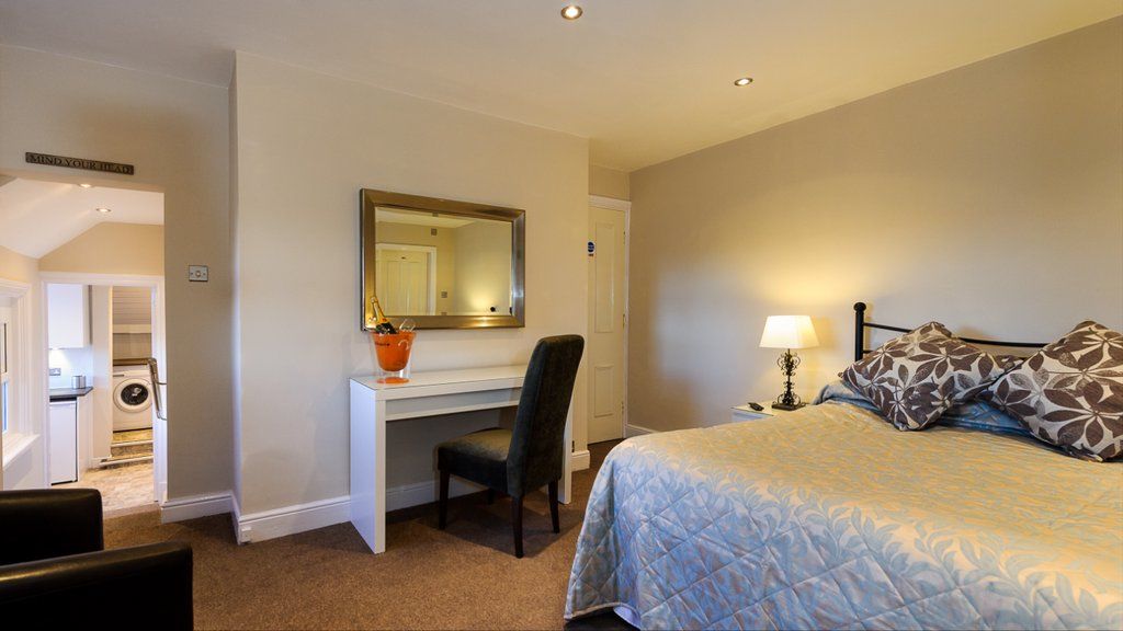 Cheshire Hospitality Ltd T\/A Lennox Lea Studios & Apartments Сейл Экстерьер фото